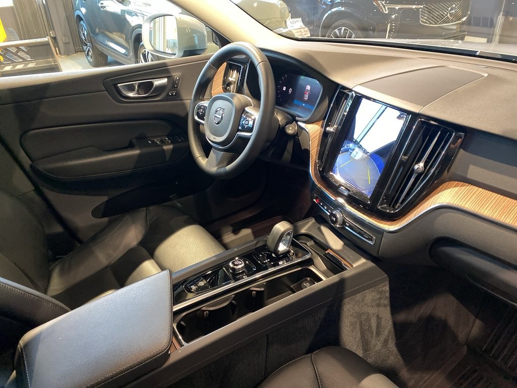 2023 Volvo XC60 B6 AWD Plus - Bright-23