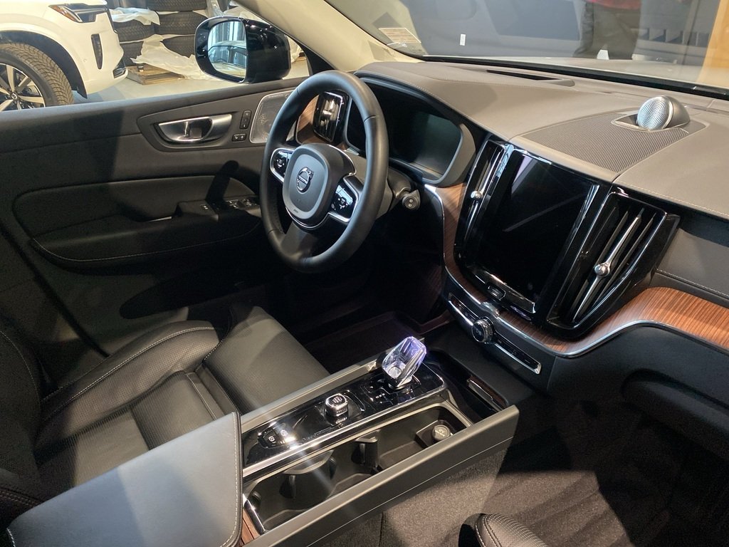 2024 Volvo XC60 B5 AWD Ultimate Dark Theme-23