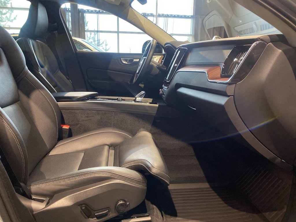 2024 Volvo XC60 B5 AWD Ultimate Dark Theme-22