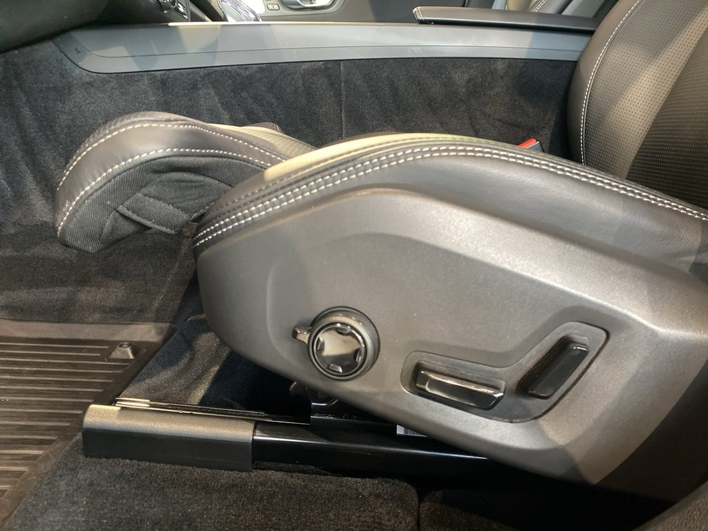 2024 Volvo XC60 B5 AWD Ultimate Dark Theme-13