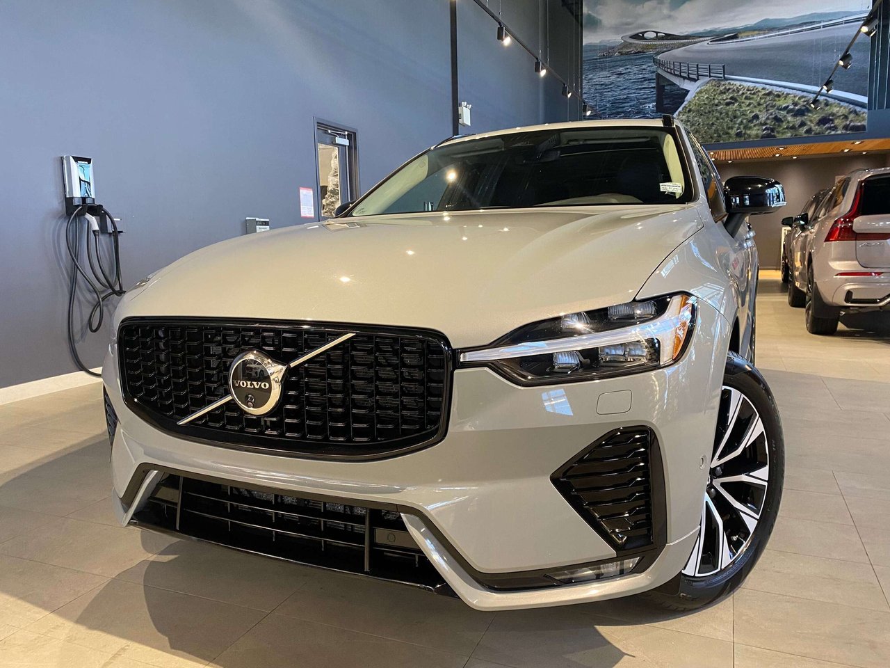 2024 Volvo XC60 B5 AWD Plus Dark Theme-0