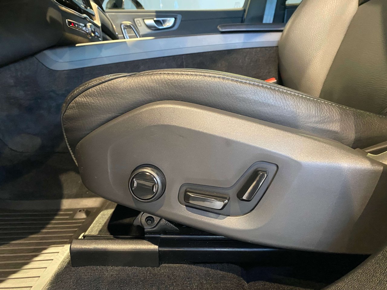 2024 Volvo XC60 B5 AWD Plus Dark Theme-13