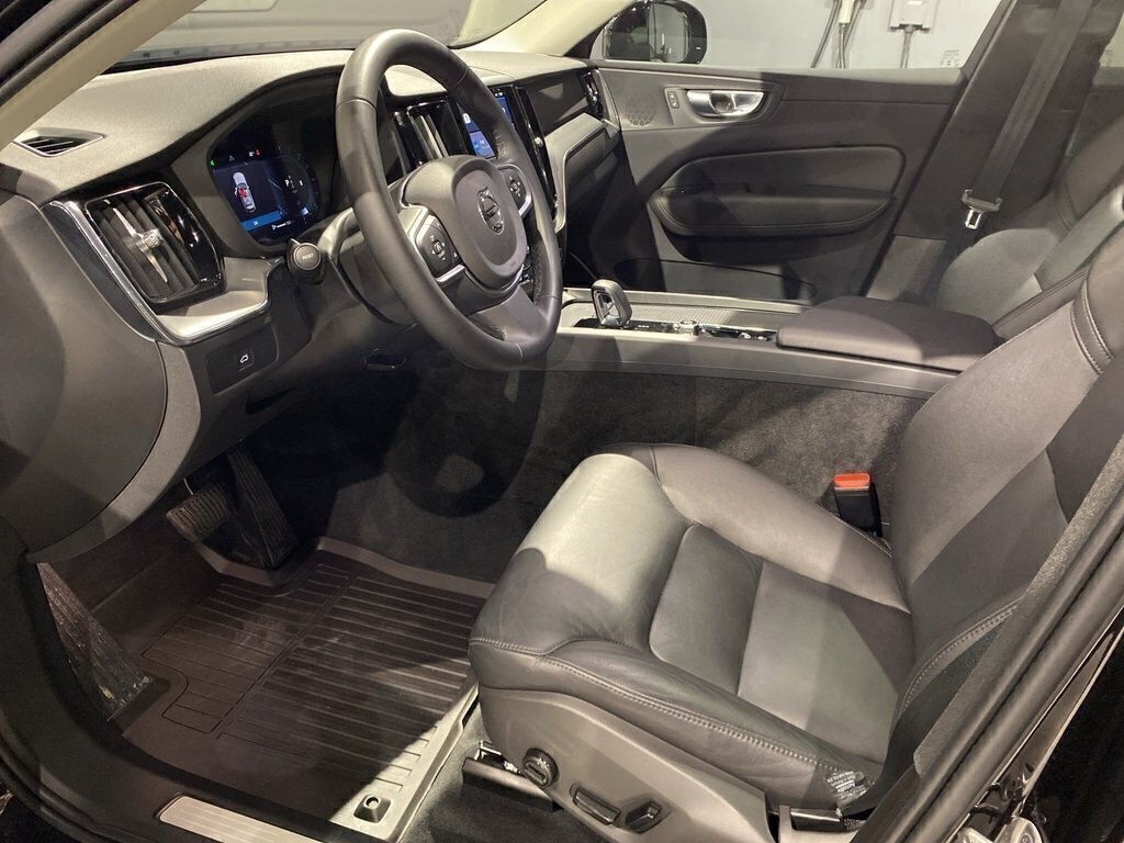 2025 Volvo XC60 B5 AWD Core Dark Theme-9