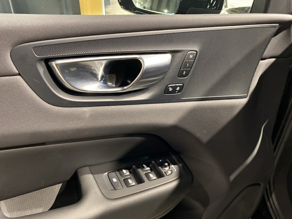 2025 Volvo XC60 B5 AWD Core Dark Theme-11