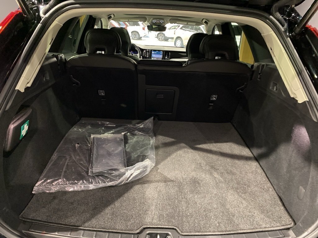 2025 Volvo XC60 B5 AWD Core Dark Theme-19