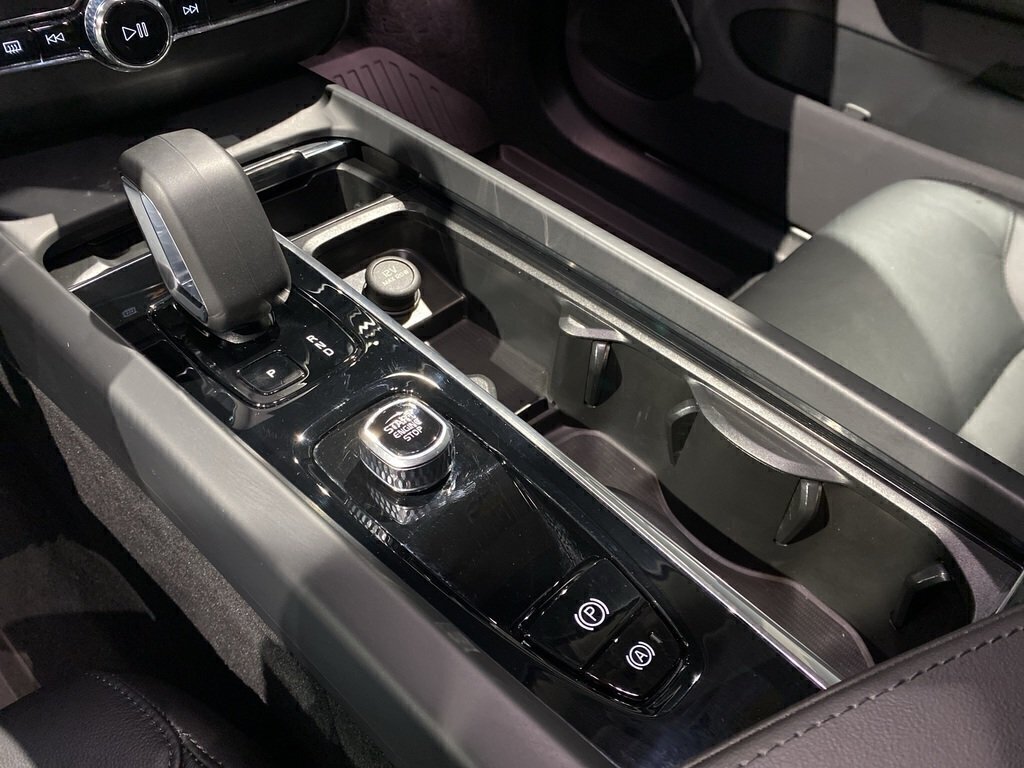 2025 Volvo XC60 B5 AWD Core Dark Theme-12