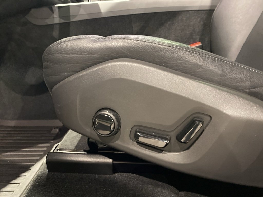 2025 Volvo XC60 B5 AWD Core Dark Theme-13