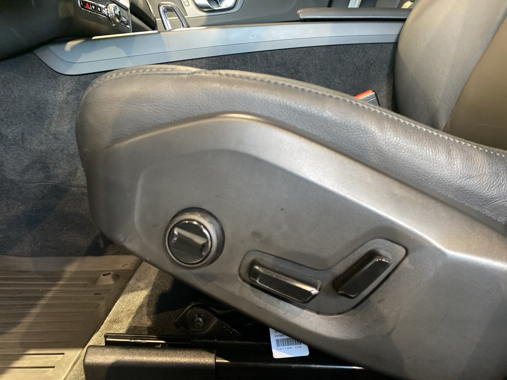 2025 Volvo XC60 B5 AWD Core Dark Theme-13