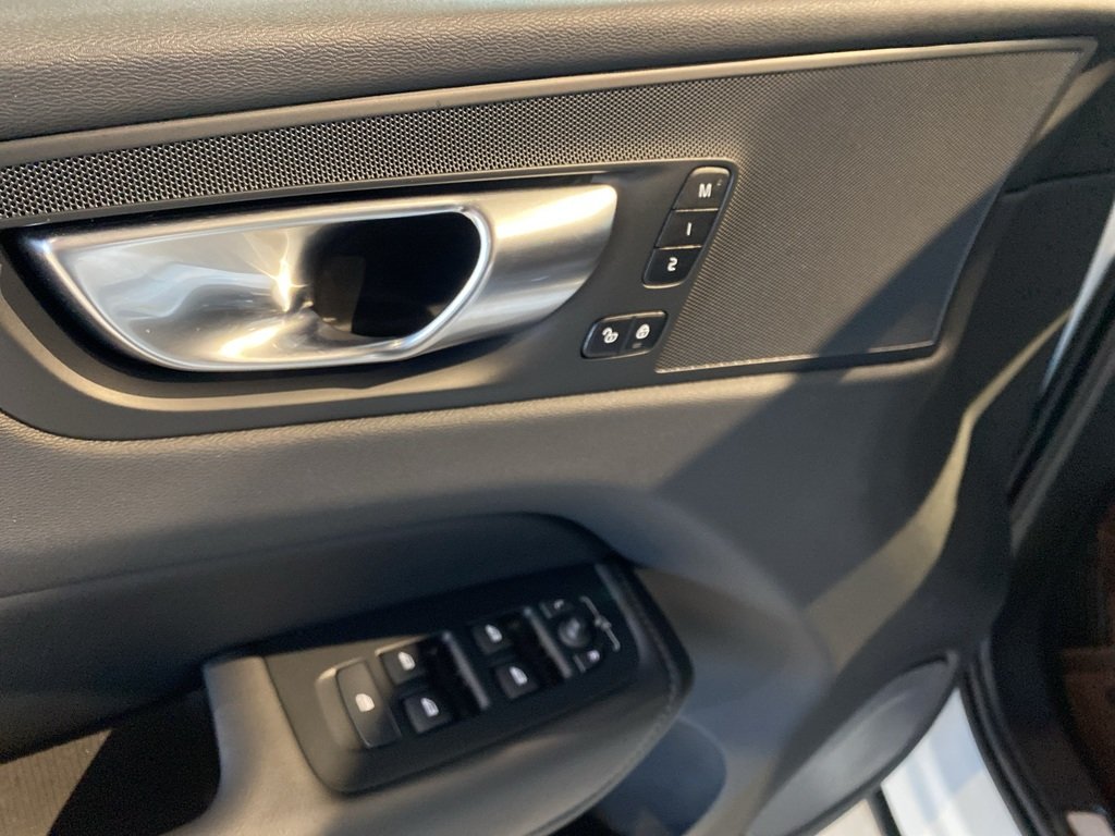 2025 Volvo XC60 B5 AWD Core Dark Theme-11