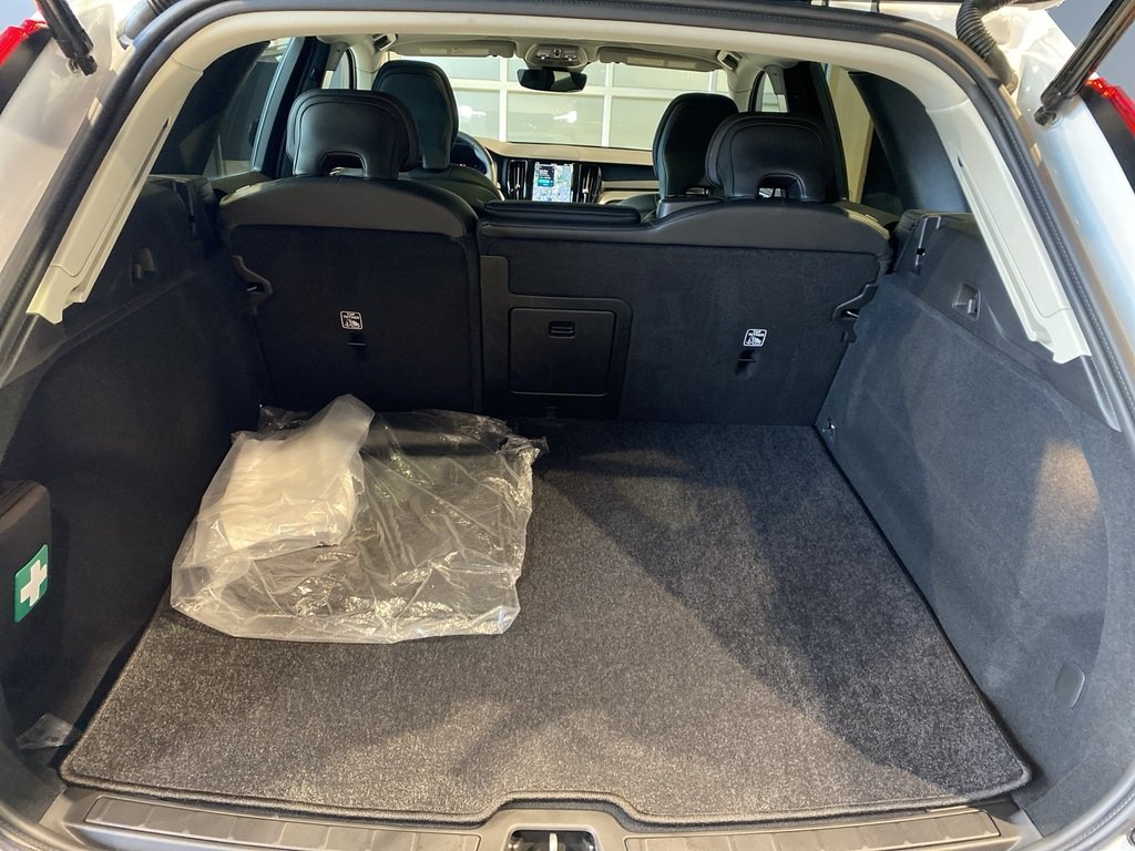 2025 Volvo XC60 B5 AWD Core Dark Theme-19