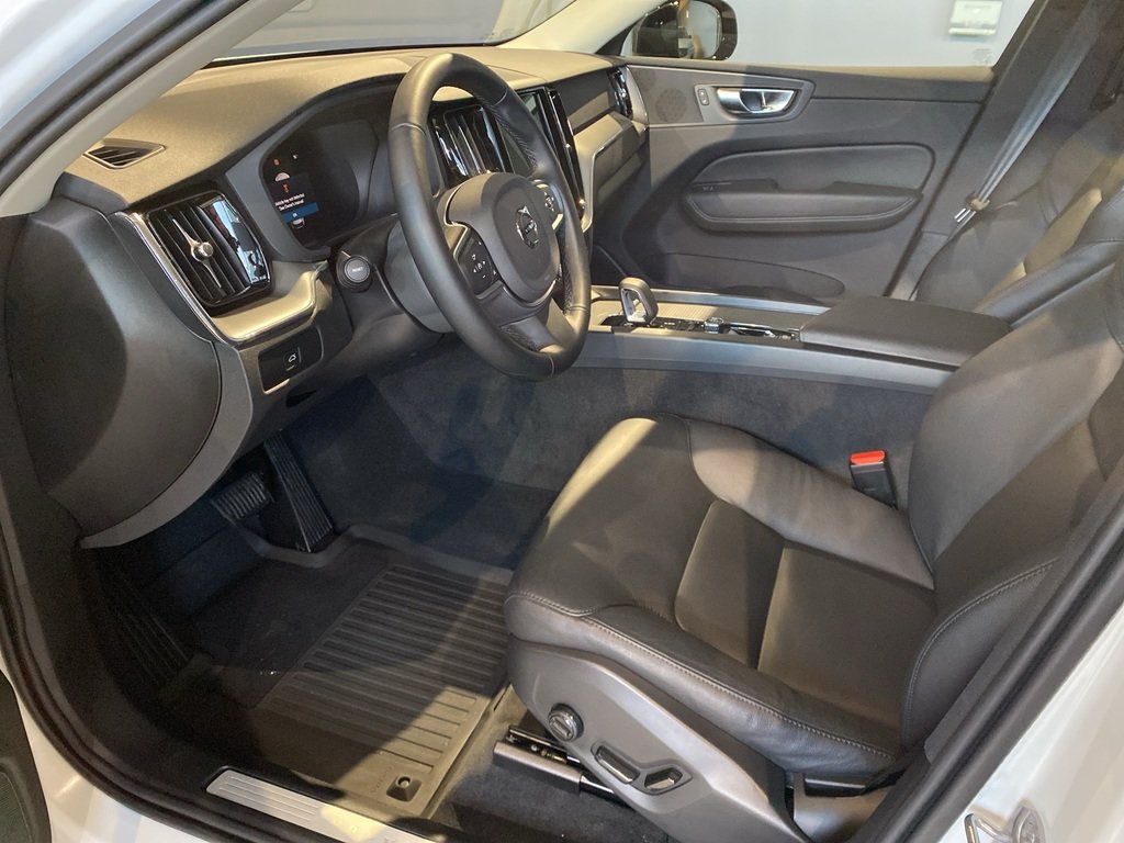 2025 Volvo XC60 B5 AWD Core Dark Theme-9