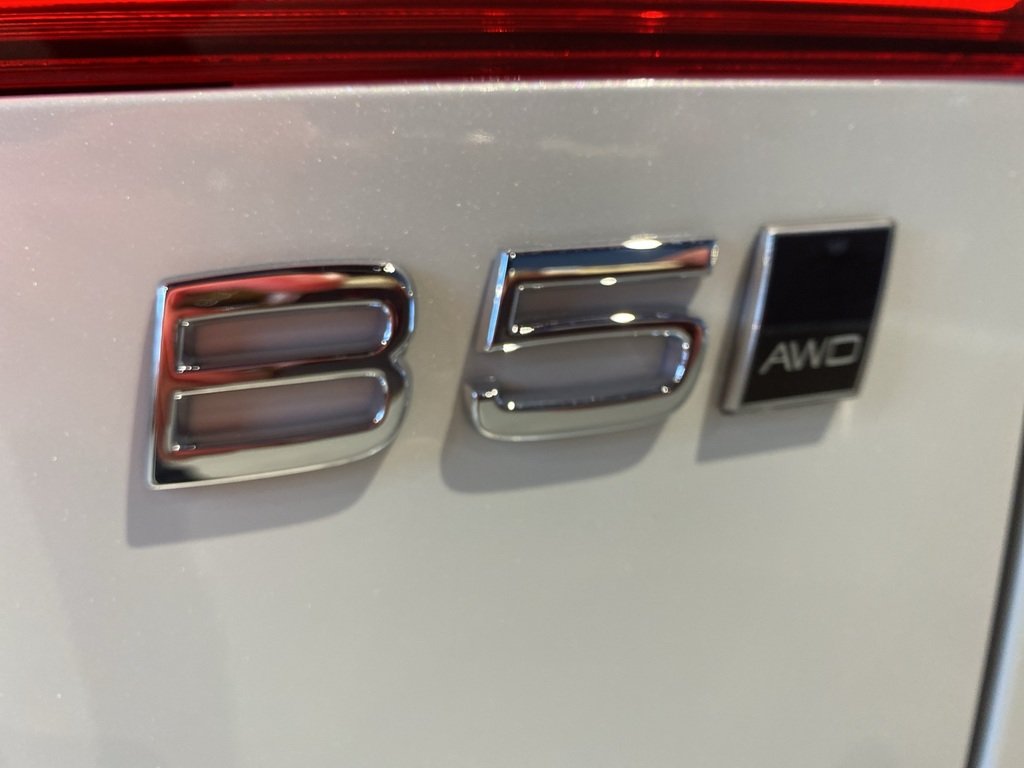 2025 Volvo XC60 B5 AWD Core Dark Theme-26