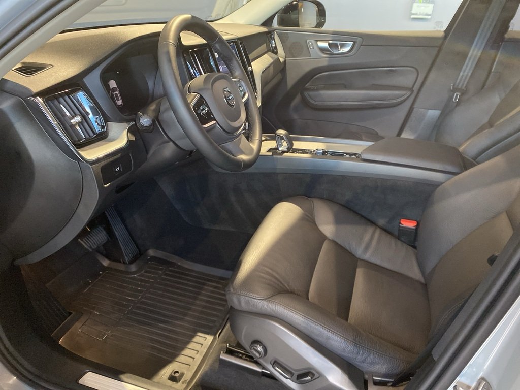 2025 Volvo XC60 B5 AWD Plus Dark Theme-9
