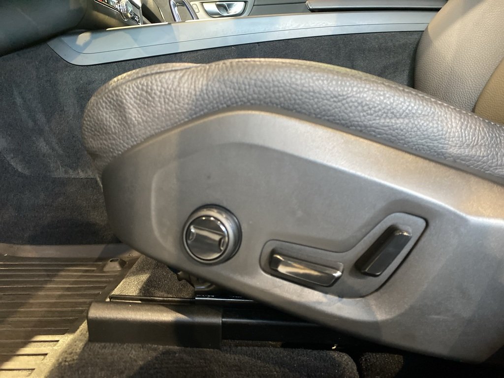 2025 Volvo XC60 B5 AWD Plus Dark Theme-13