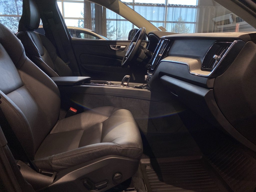 2025 Volvo XC60 B5 AWD Plus Dark Theme-22