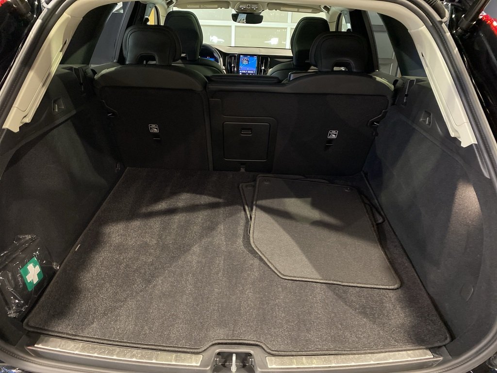 2025 Volvo XC60 B5 AWD Plus Dark Theme-19