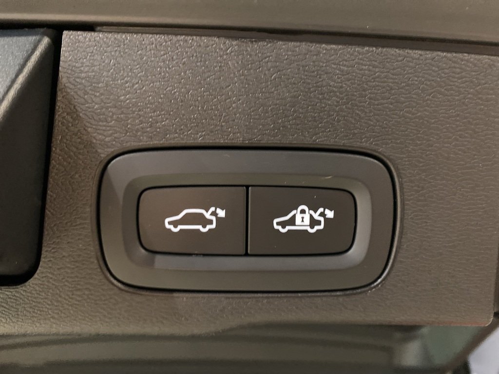 2025 Volvo XC60 B5 AWD Plus Dark Theme-20