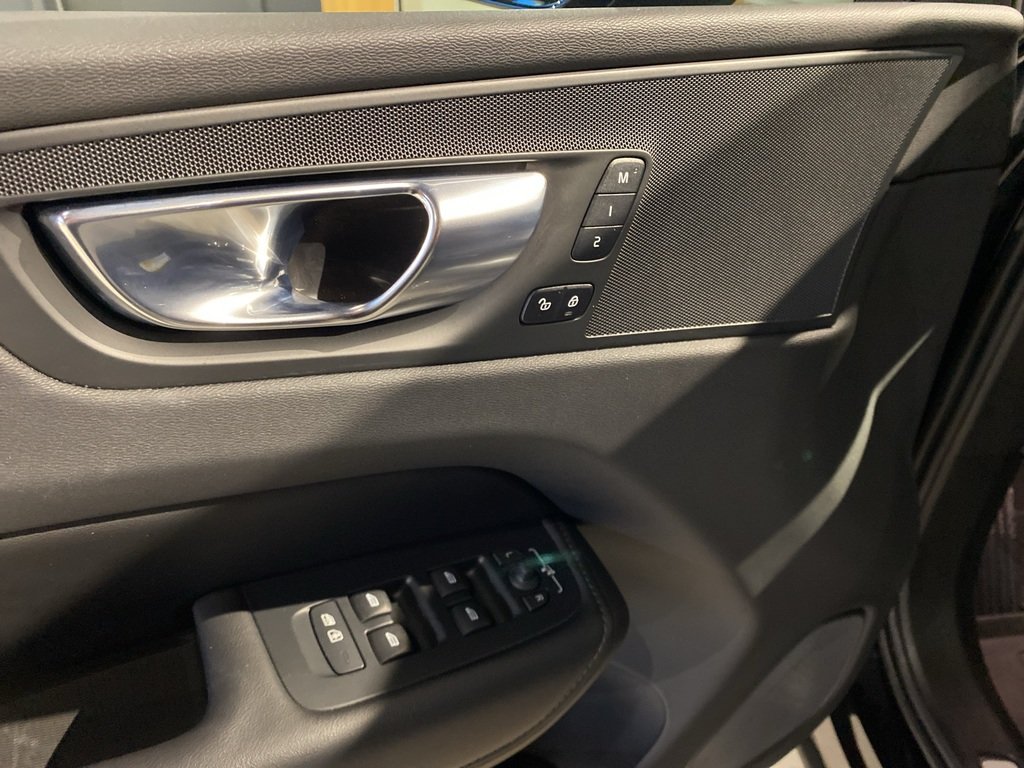 2025 Volvo XC60 B5 AWD Plus Dark Theme-11