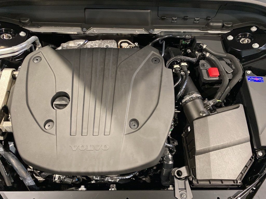 2025 Volvo XC60 B5 AWD Plus Dark Theme-25