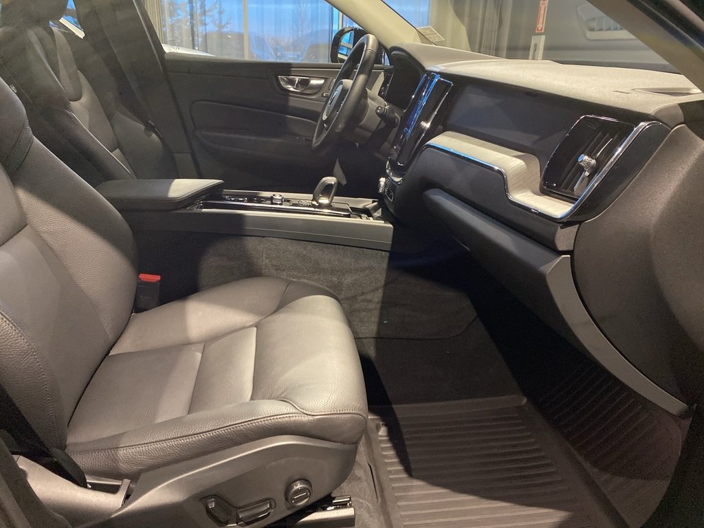 2025 Volvo XC60 B5 AWD Plus Dark Theme-22