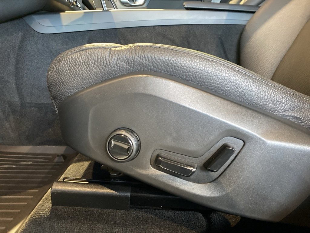 2025 Volvo XC60 B5 AWD Plus Dark Theme-11