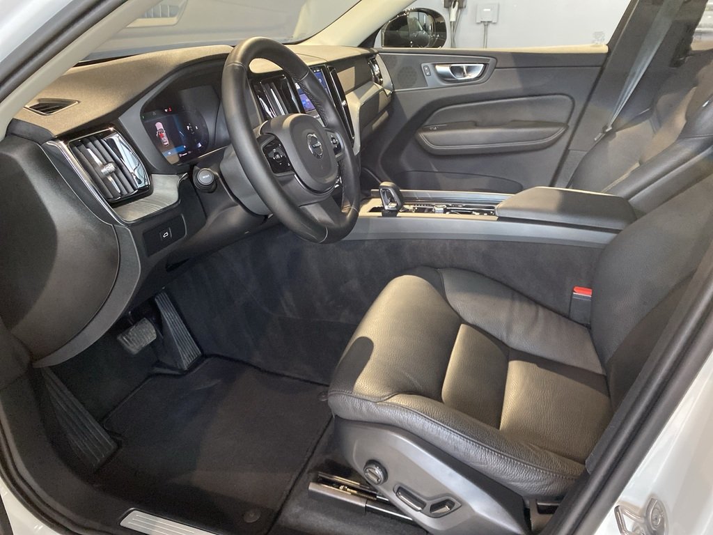 2025 Volvo XC60 B5 AWD Plus Dark Theme-9