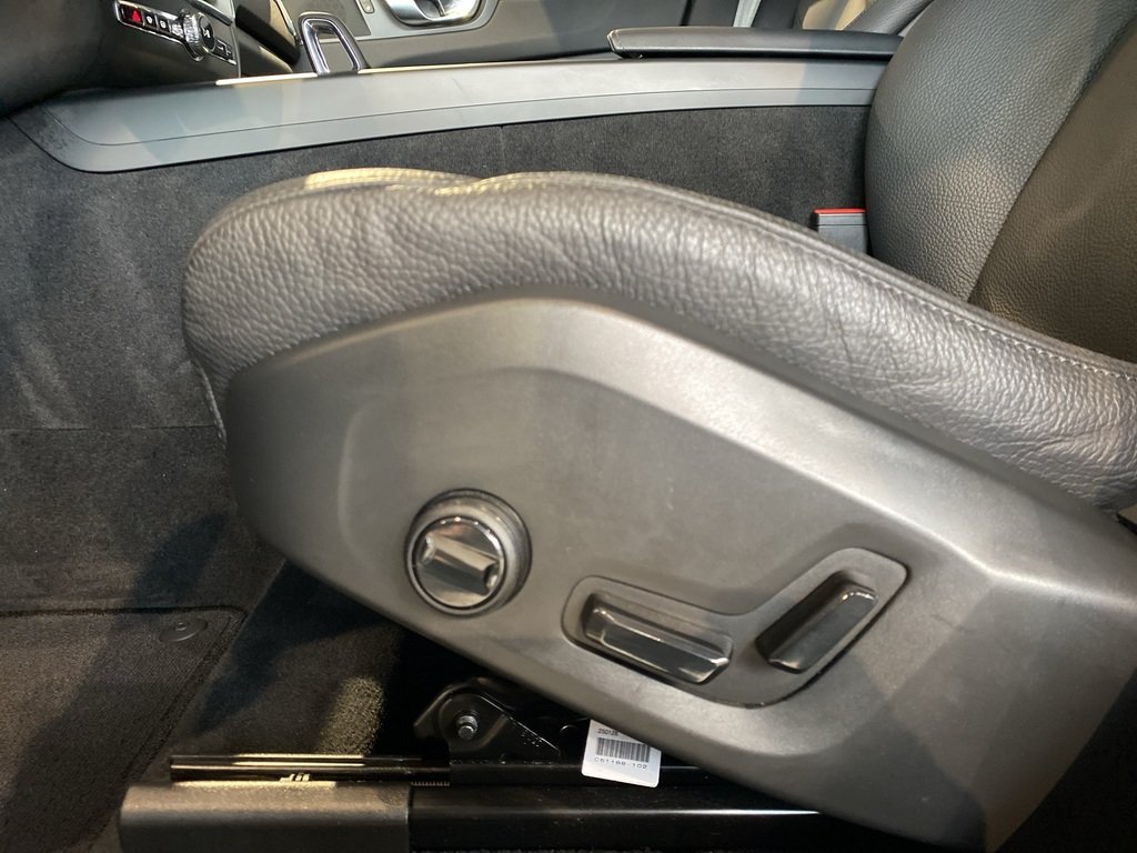 2025 Volvo XC60 B5 AWD Plus Dark Theme-13