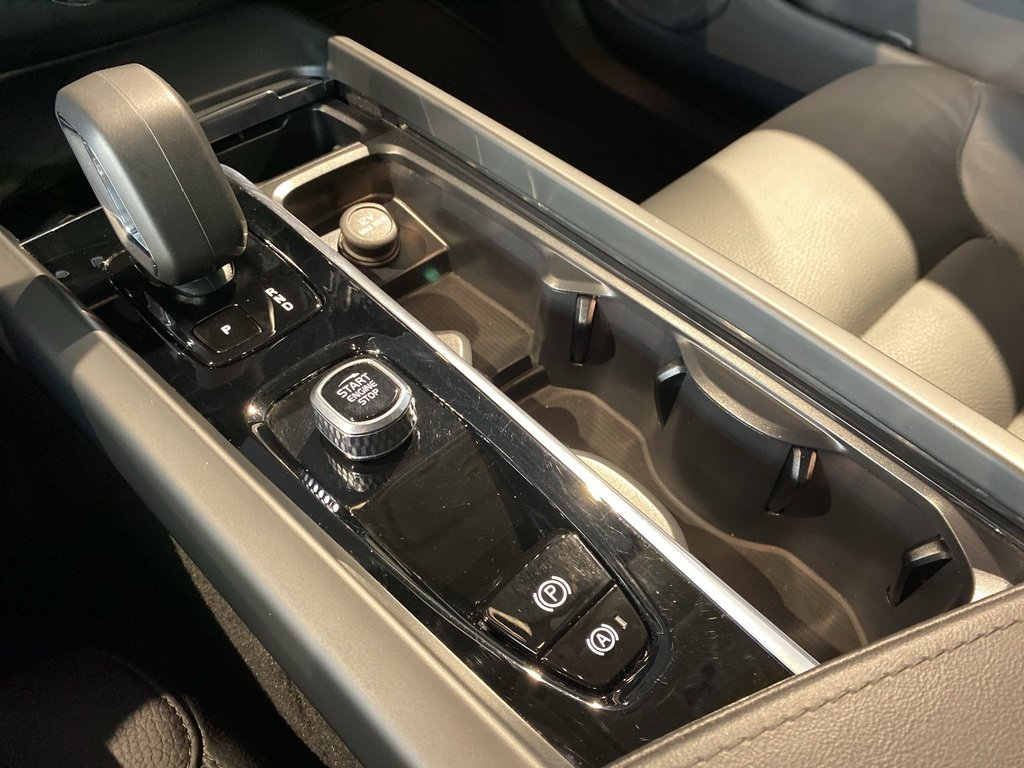 2025 Volvo XC60 B5 AWD Plus Dark Theme-12