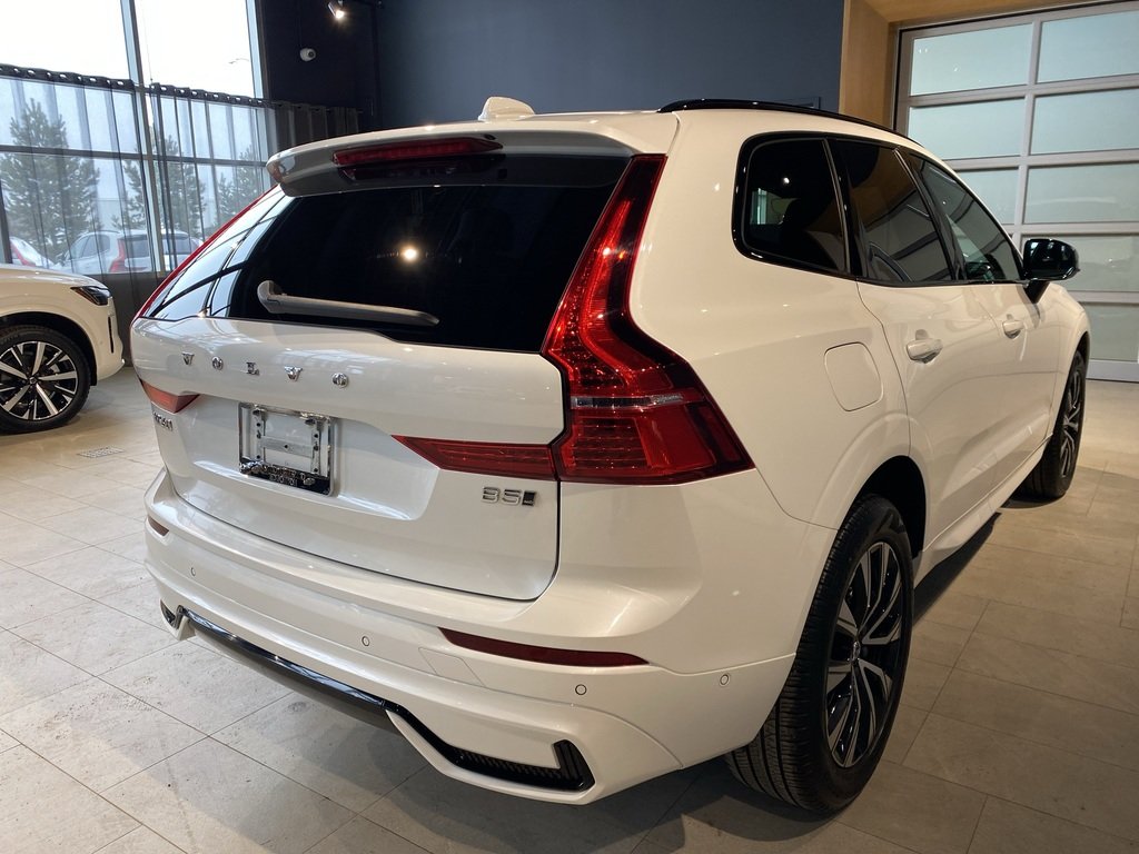 2025 Volvo XC60 B5 AWD Plus Dark Theme-4
