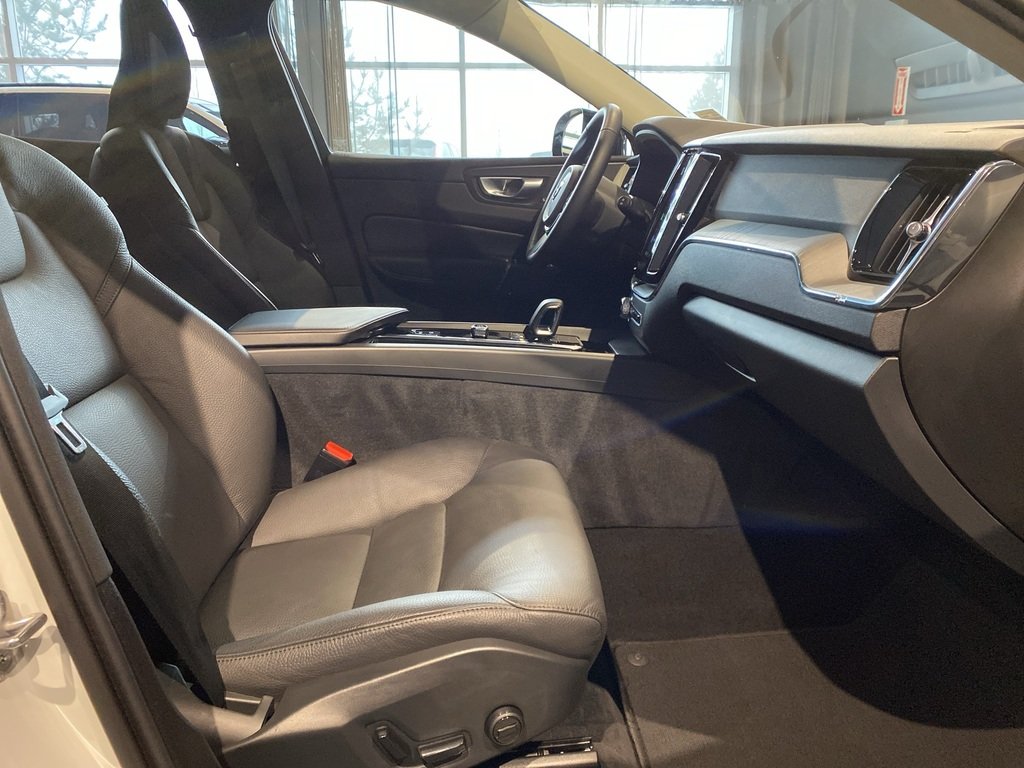 2025 Volvo XC60 B5 AWD Plus Dark Theme-22