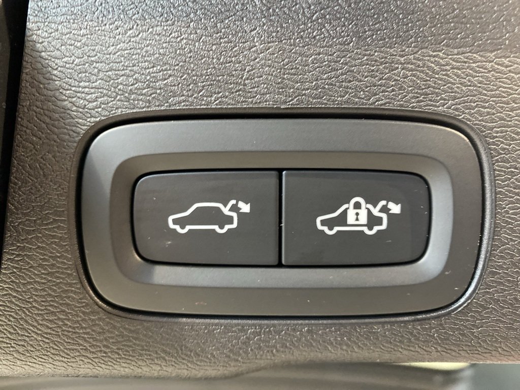 2025 Volvo XC60 B5 AWD Plus Dark Theme-20