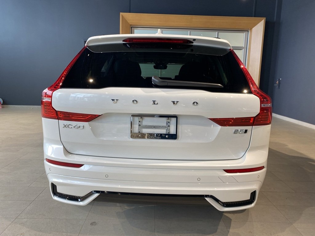 2025 Volvo XC60 B5 AWD Plus Dark Theme-3