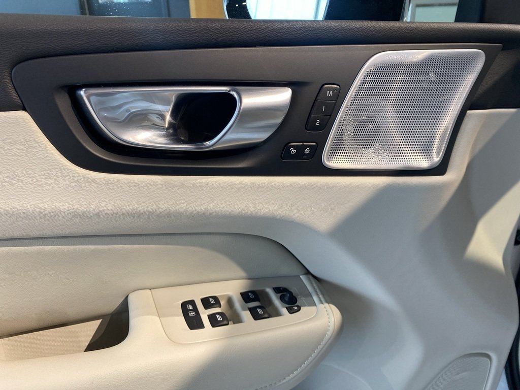 2025 Volvo XC60 B5 AWD Ultra Dark Theme-11