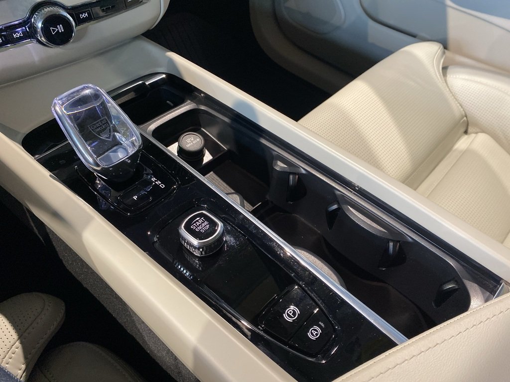 2025 Volvo XC60 B5 AWD Ultra Dark Theme-13