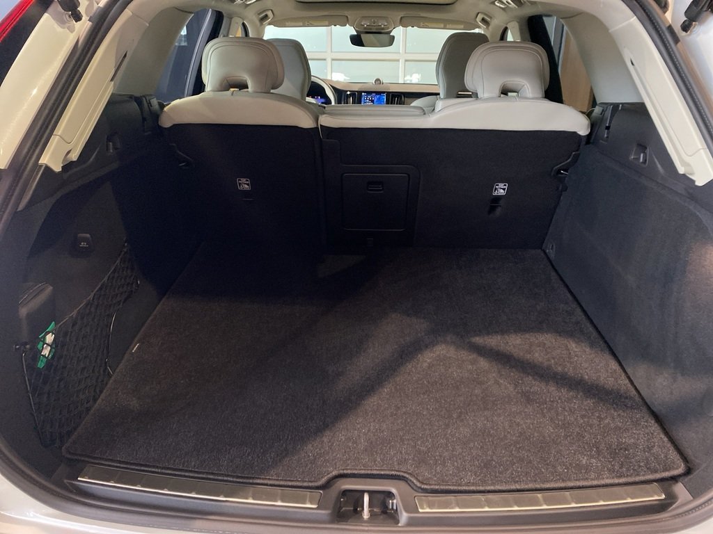 2025 Volvo XC60 B5 AWD Ultra Dark Theme-19