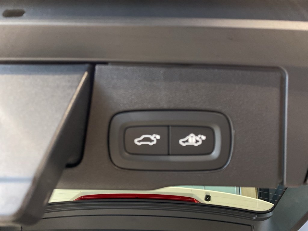 2025 Volvo XC60 B5 AWD Ultra Dark Theme-20