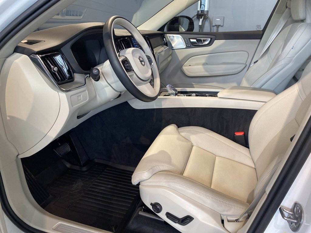 2025 Volvo XC60 B5 AWD Ultra Dark Theme-9