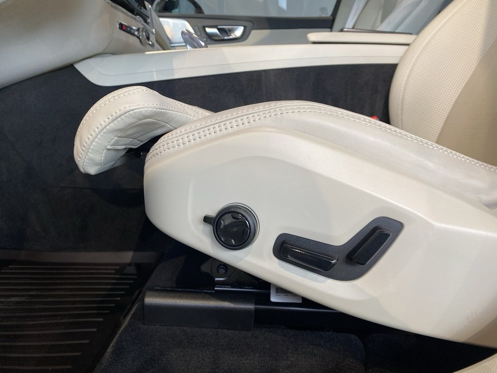 2025 Volvo XC60 B5 AWD Ultra Dark Theme-12