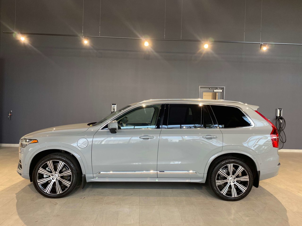 2025 Volvo XC90 Plug-In Hybrid T8 AWD Ultra Bright Theme 7-Seater-1