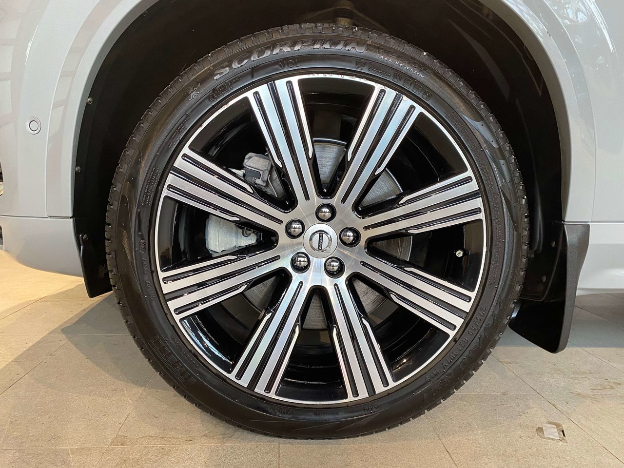 2025 Volvo XC90 Plug-In Hybrid T8 AWD Ultra Bright Theme 7-Seater-8