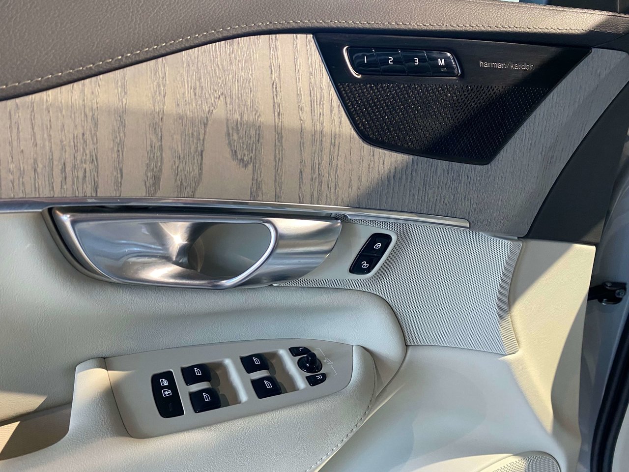 2025 Volvo XC90 Plug-In Hybrid T8 AWD Ultra Bright Theme 7-Seater-11