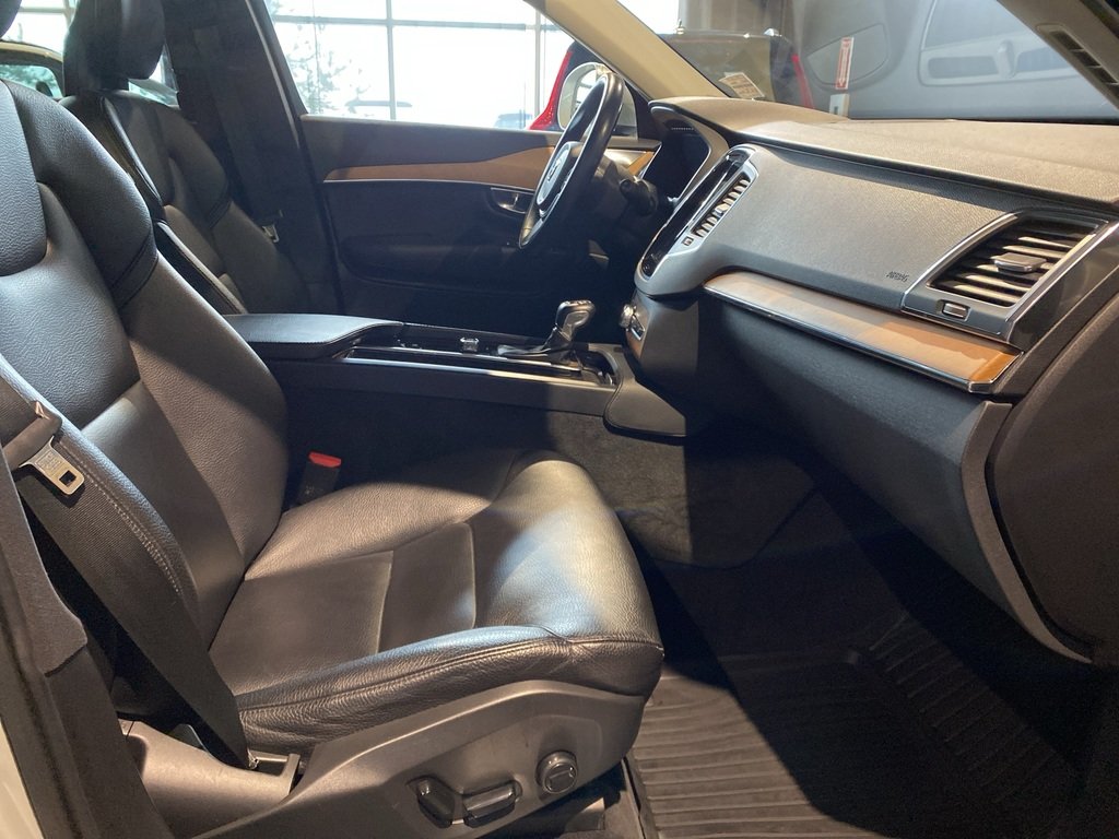 2022 Volvo XC90 T6 AWD Momentum (7-Seat)-22