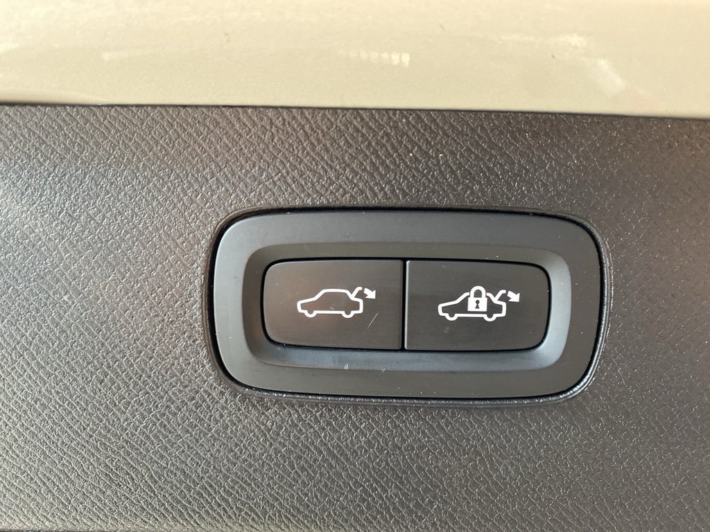 2022 Volvo XC90 T6 AWD Momentum (7-Seat)-20