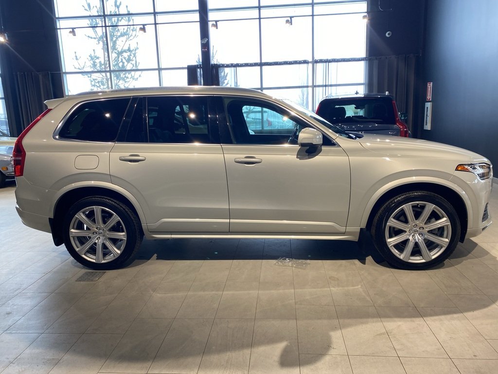 2022 Volvo XC90 T6 AWD Momentum (7-Seat)-5