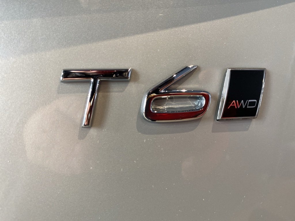 2022 Volvo XC90 T6 AWD Momentum (7-Seat)-26