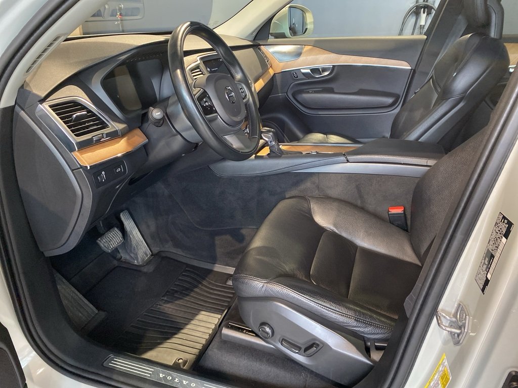 2022 Volvo XC90 T6 AWD Momentum (7-Seat)-9