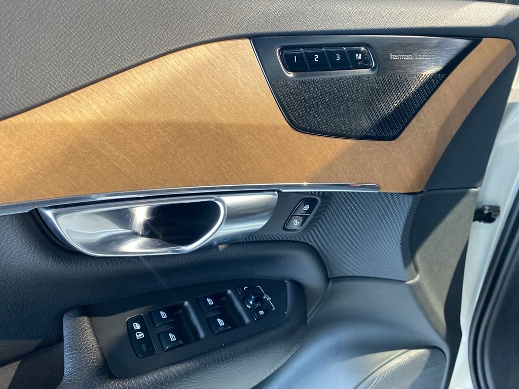 2022 Volvo XC90 T6 AWD Momentum (7-Seat)-11