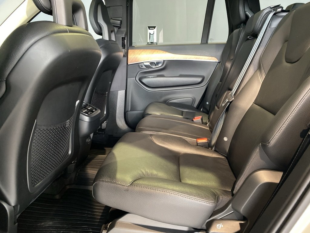 2022 Volvo XC90 T6 AWD Momentum (7-Seat)-17
