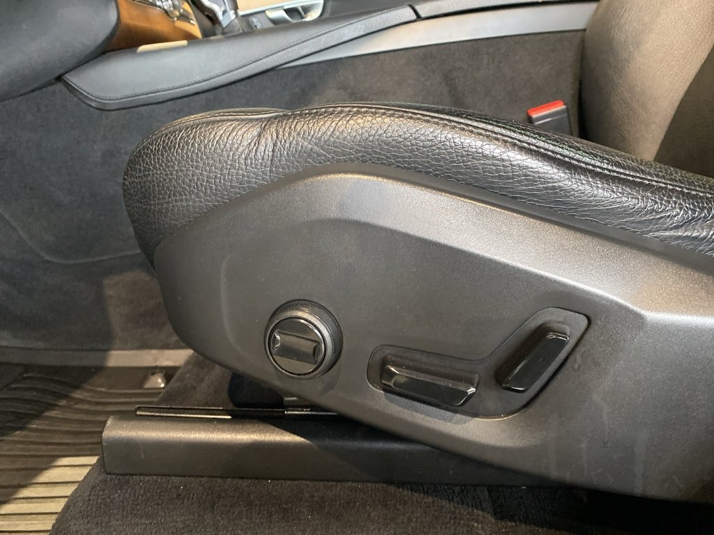 2022 Volvo XC90 T6 AWD Momentum (7-Seat)-13