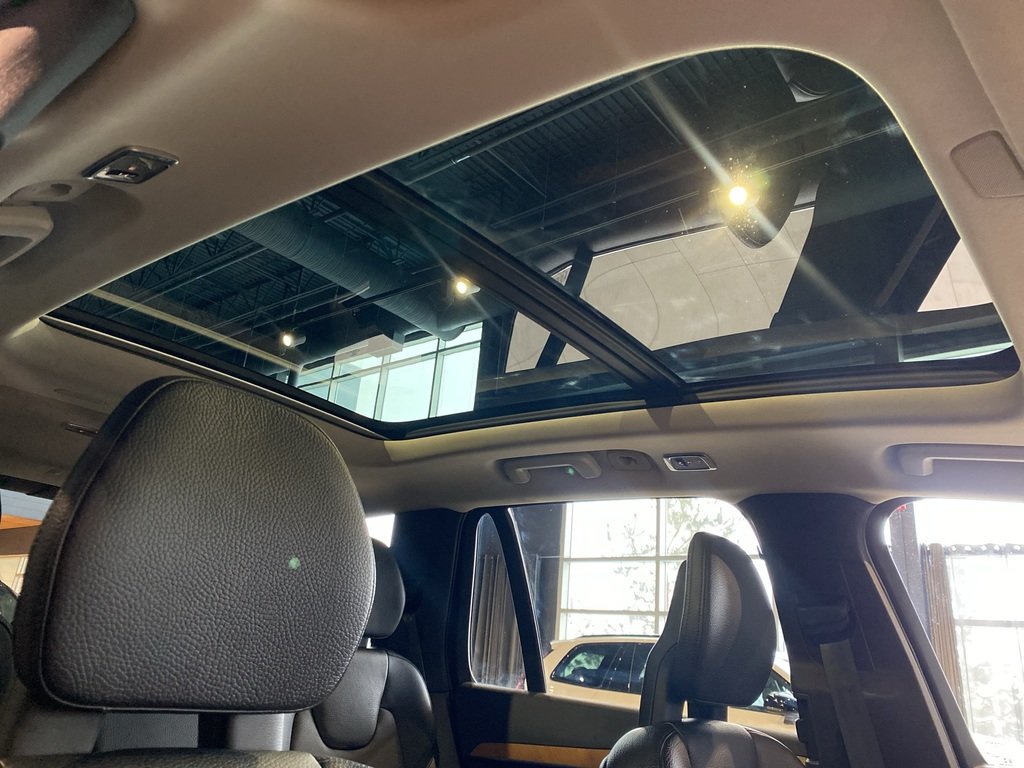 2022 Volvo XC90 T6 AWD Momentum (7-Seat)-24
